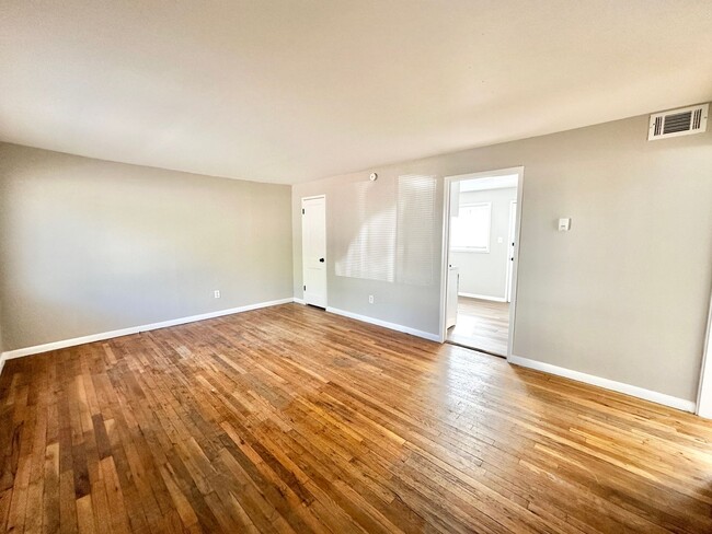 Building Photo - 2 Weeks FREE! Beautiful 2 Bed 1 Bath with ...