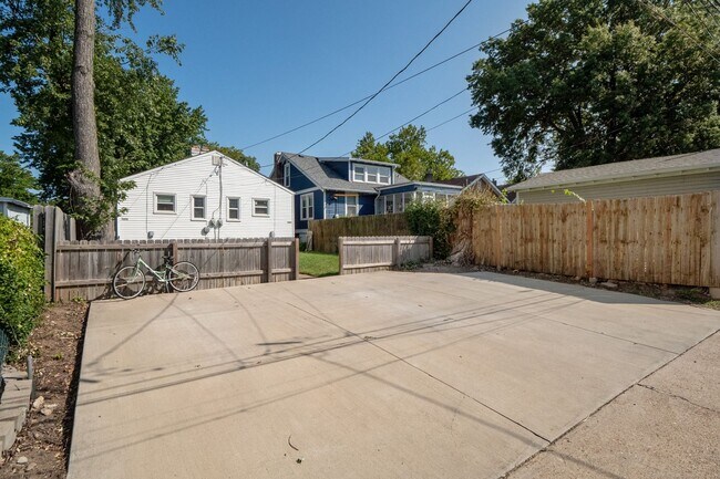 Building Photo - Chic French-ish Town-Cottage