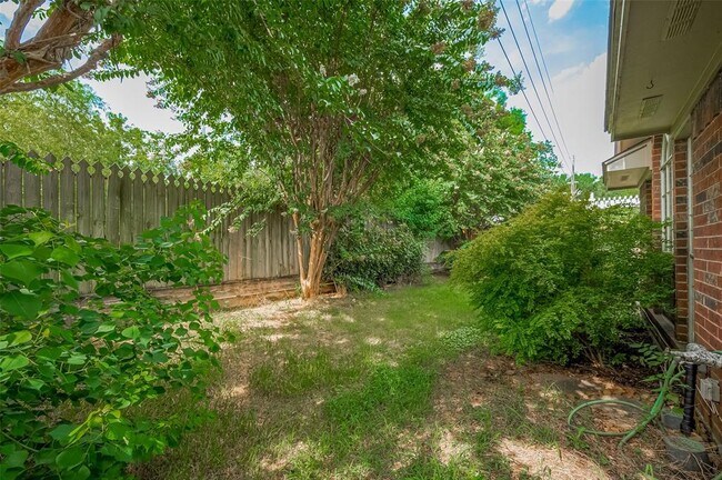 Building Photo - 8814 Fairbloom Ln