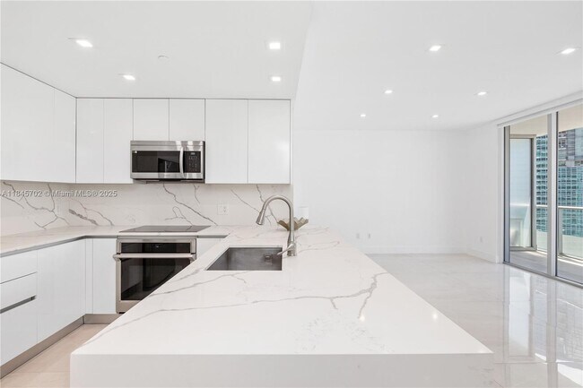 Building Photo - 1300 Brickell Bay Dr
