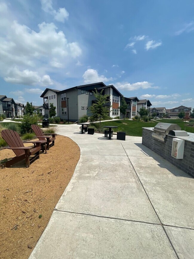 Building Photo - Luxury Condo - Water, Sewer, Basic Internet Included!