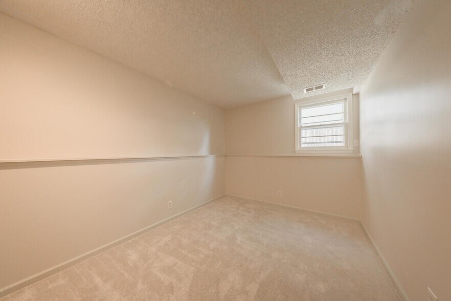Building Photo - 13032 W 102nd Terrace