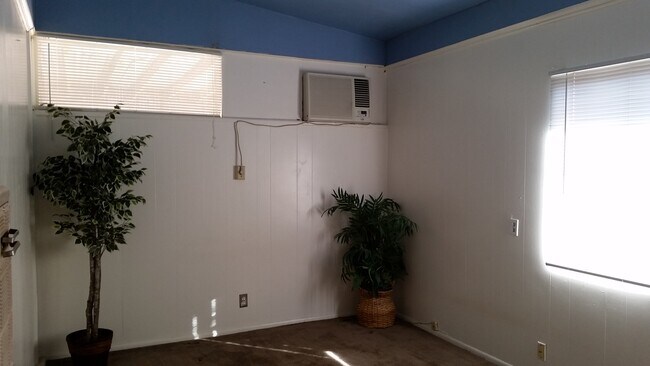 Building Photo - 1744 E Hedrick Dr