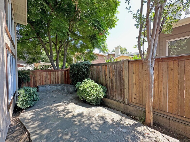 Building Photo - 1074 Rocton Dr