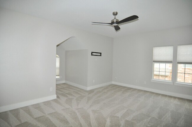Building Photo - Stunning 4-2.5-2 with sparkling POOL in Gr...
