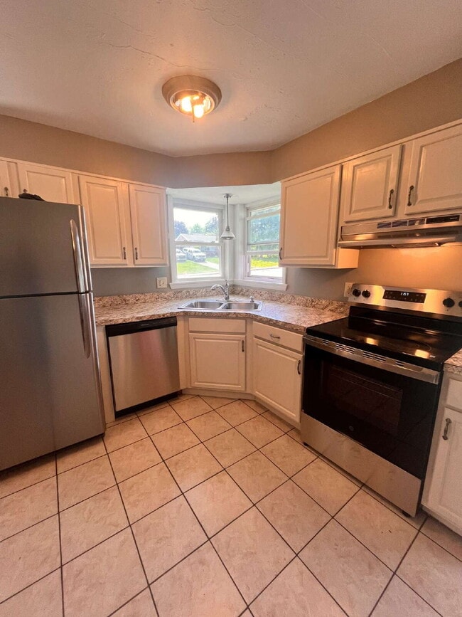 Building Photo - Charming Brick Rancher for Rent