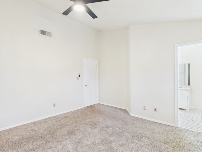 Building Photo - 3904 SW Parkridge Blvd