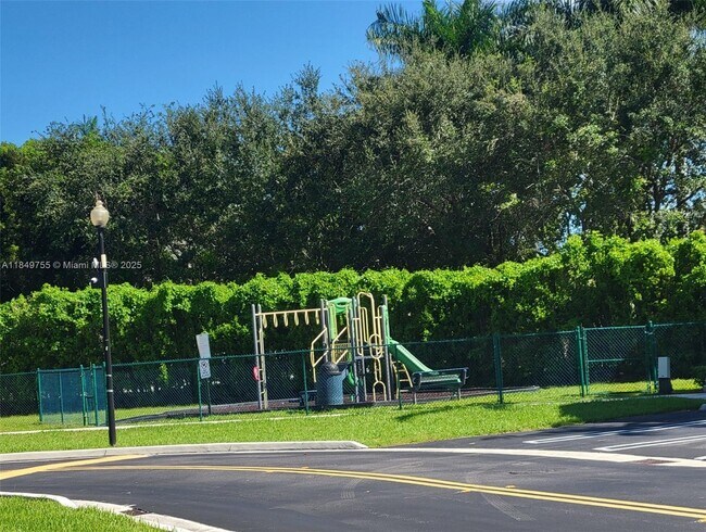 Building Photo - 3223 SE 4th Ct