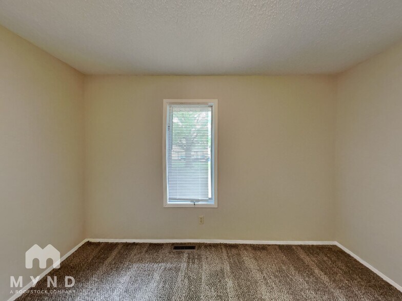 Building Photo - 1155 W Lindberg St