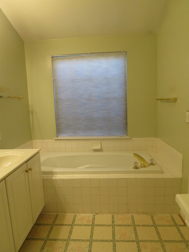 Building Photo - Luxury! Brick Front Townhouse in Longmead