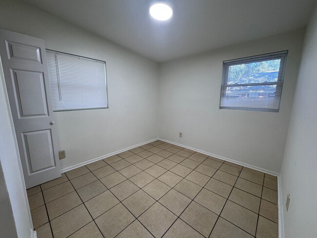 Building Photo - Island Charm on the North End – 5 Minutes to the Beach & Historic Downtown!
