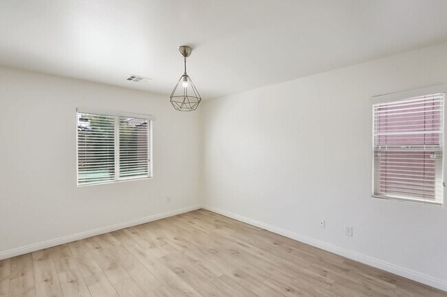 Building Photo - Nicely Upgraded Mountains Edge Gated Commu...