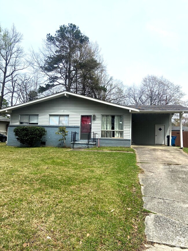 Building Photo - 220 Saxon Dr