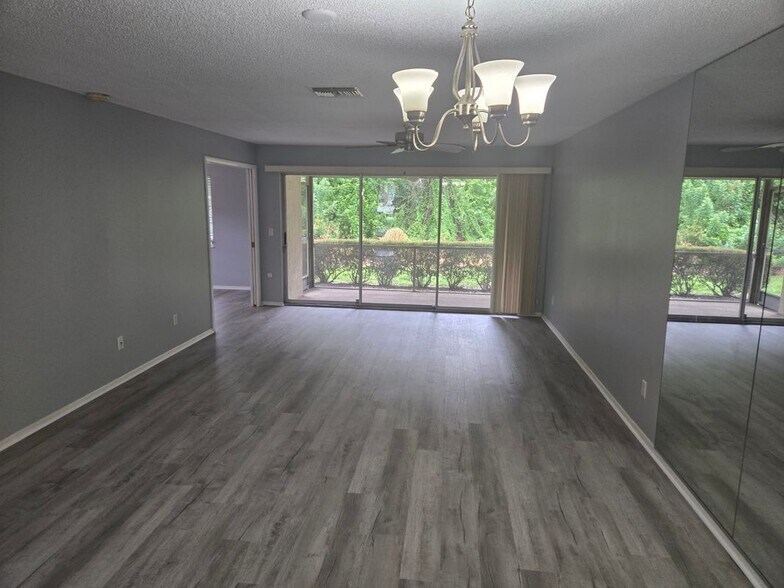 Building Photo - 7056 W Country Club Dr N