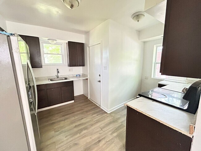 Building Photo - Charming & Spacious Single-Family Home – Pets Welcome!