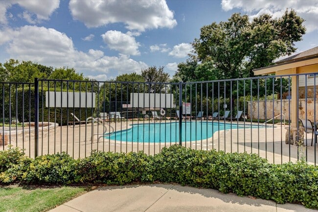 Building Photo - 16100 S Great Oaks Dr