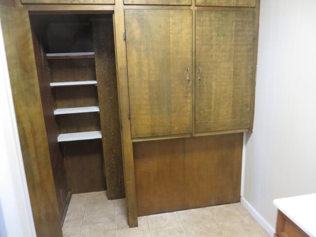 Building Photo - 5 Bedroom Home in the very core of Downtown (West Central, Downtown)