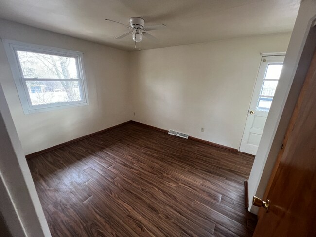 Building Photo - 1359 W 4th St