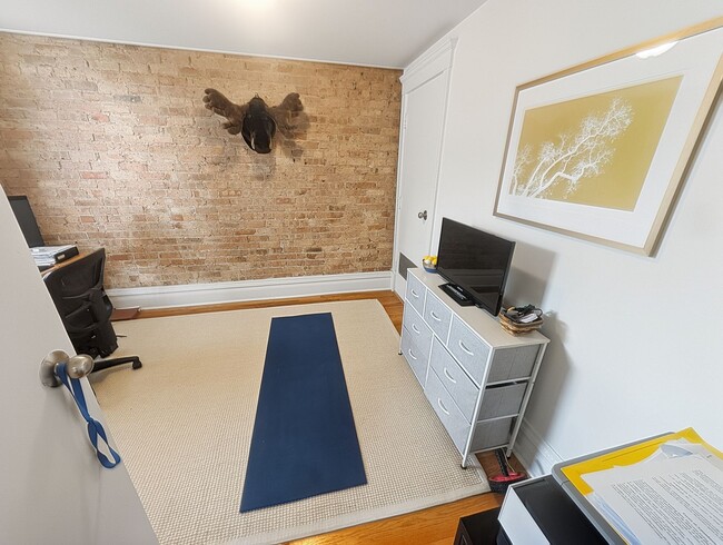 Building Photo - Large 2 BR/ 1 BA in Fantastic Wicker Park Location