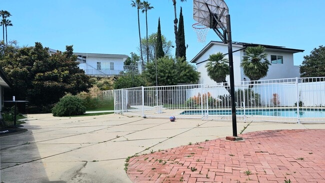 Building Photo - Mid Century Modern - 4 Bedroom Carlton Terrace Pool Home