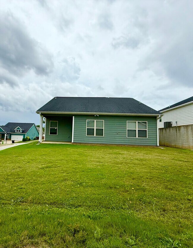 Building Photo - 3 Bedroom Craftsman!