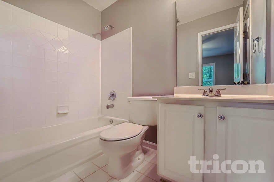 Building Photo - 2242 Rosemoore Walk NE