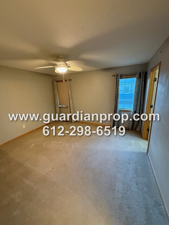 Building Photo - Townhouse in The Lakes of Blaine Available Now, Large Open Floor Plan, Loft Area, Front Patio