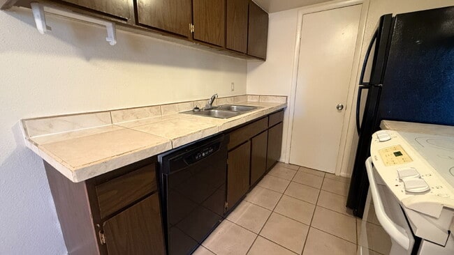 Building Photo - "Charming 2-Bedroom Townhouse in Phoenix -...