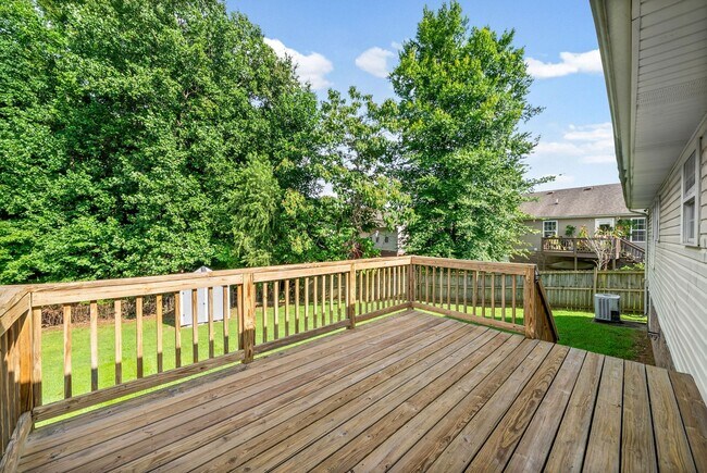 Building Photo - Pet Friendly Three Bedroom!