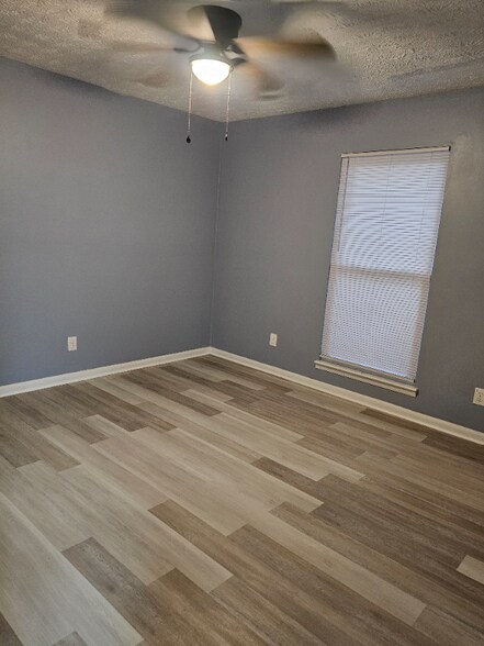 Building Photo - 719 Hedgelawn Way