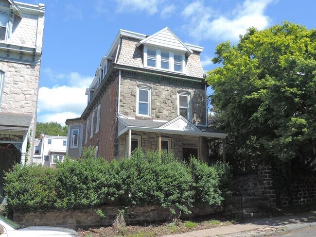 Building Photo - 125 Sumac St