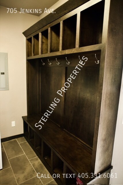 Building Photo - 705 S Jenkins Ave