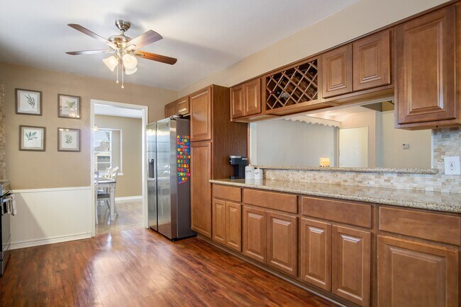 Building Photo - 706 Yale Ln