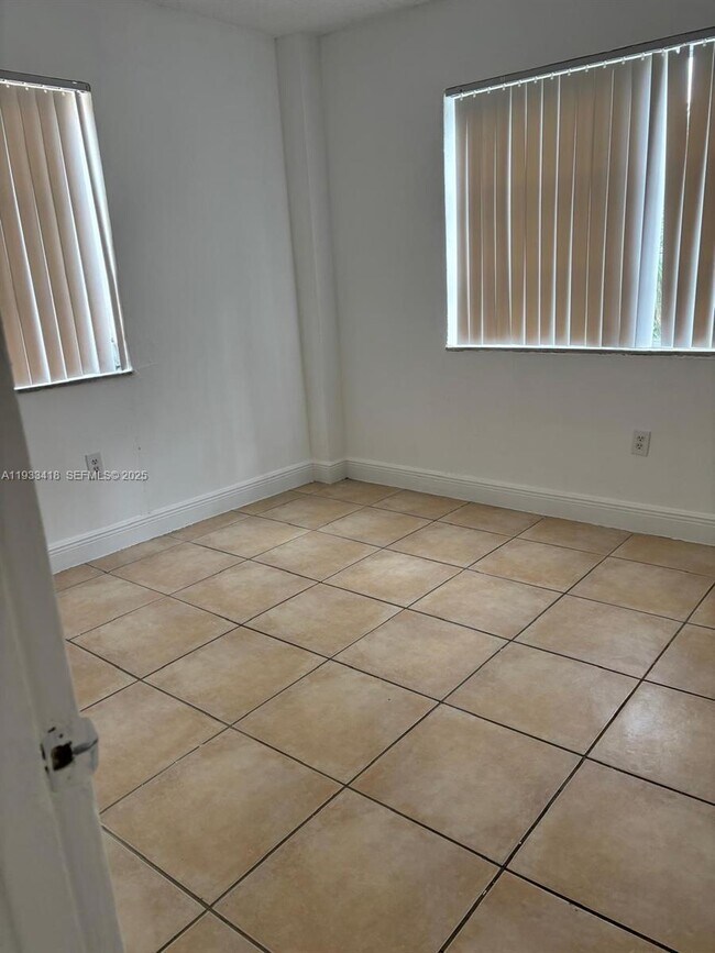 Building Photo - 1821 NE 168th St