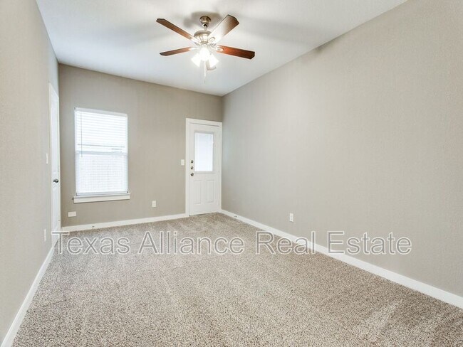 Building Photo - 3207 Karen St