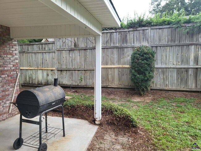 Building Photo - 406 Royal Crest Cir