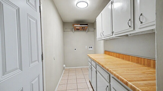 Building Photo - 215 Redbud Cir