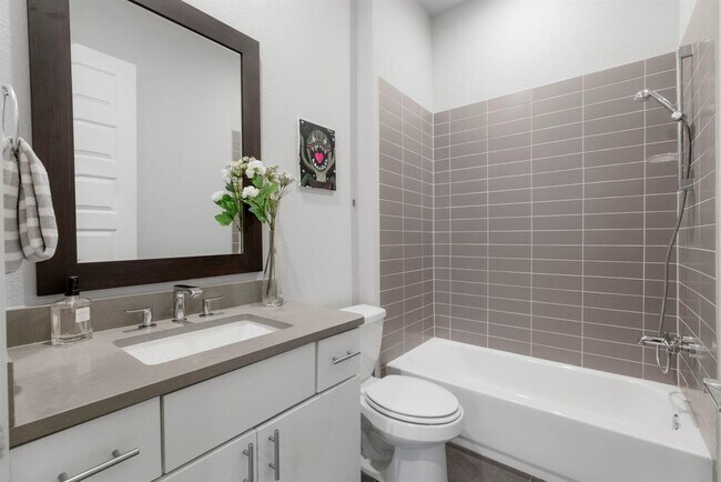 Building Photo - 6008 Florencia Ln