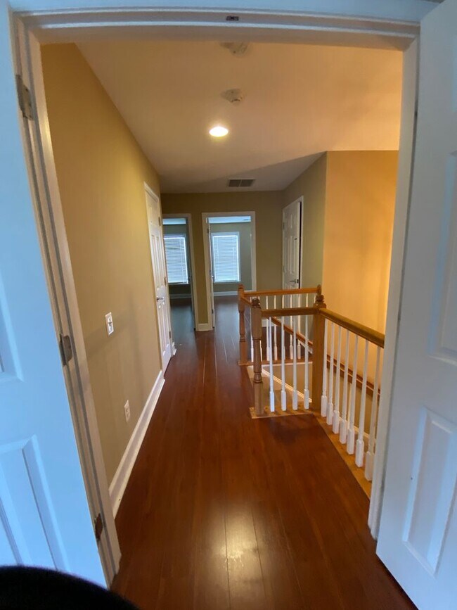 Building Photo - Bright and Spacious End Unit Townhouse in ...