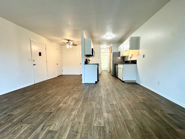 Building Photo - Freshly Updated Top Floor One Bedroom w/ Fresh Paint, New Shower Surround & Stainless Appliances~...