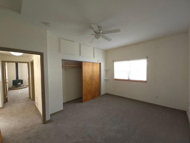 Building Photo - 3 Bedroom 2 Bath