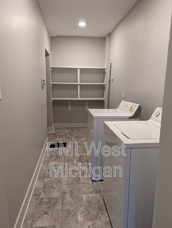 Building Photo - 144 Page St NE