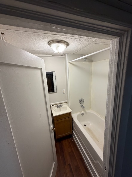 Building Photo - 114 E 3rd St