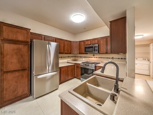 Building Photo - 2291 W Horizon Ridge Pkwy
