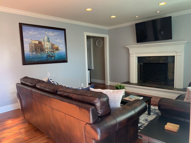 Building Photo - STUNNING 4 bd. 2 bath Executive Sunnyside ...