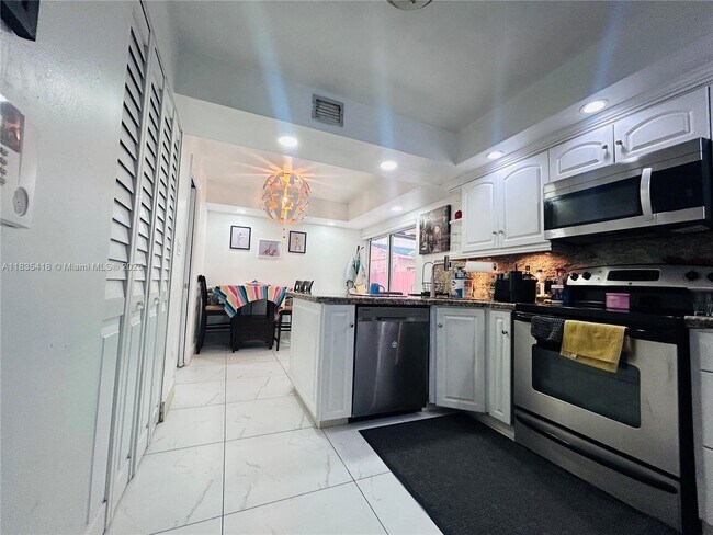 Building Photo - 8610 SW 156th Ct