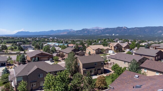 Building Photo - Beautiful 6 bedroom, 3 1/2 bathroom, 3-car garage - solar panels & EV charger available NOW!