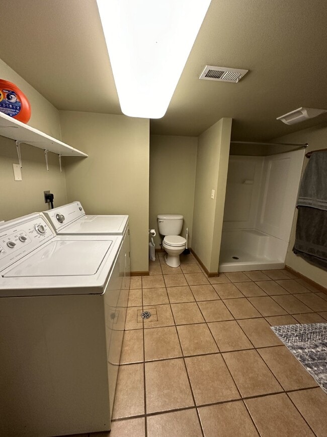 Building Photo - 4 Bed 2 Bath with AC close to UWEC!