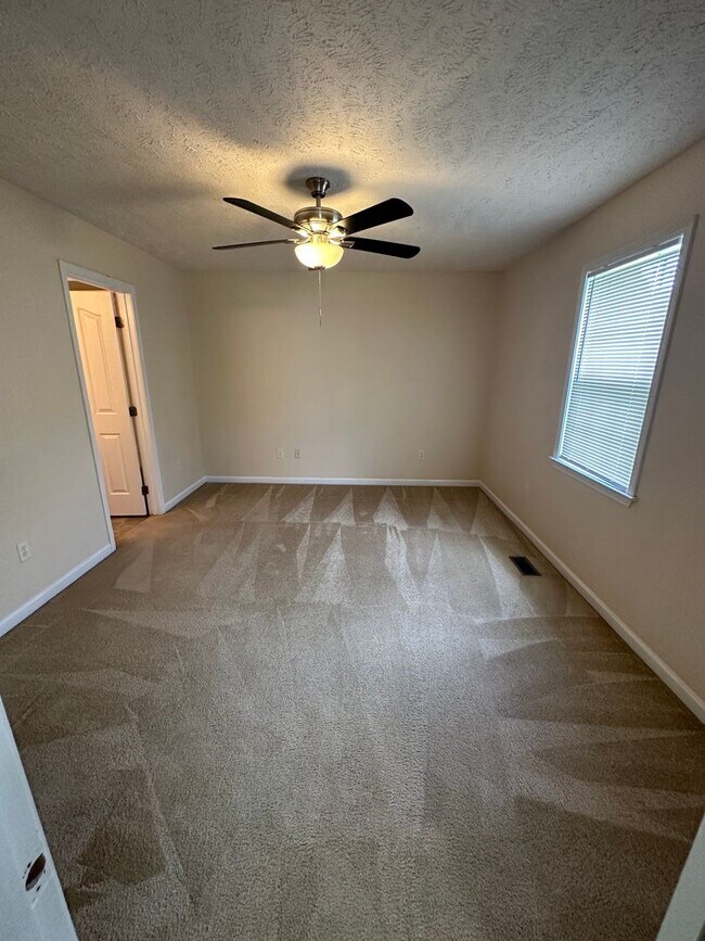 Building Photo - 3 Bedroom, 2 Bath Home Located in Manchester