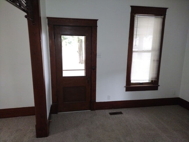 Building Photo - MAIN FLOOR LARGE APARTMENT